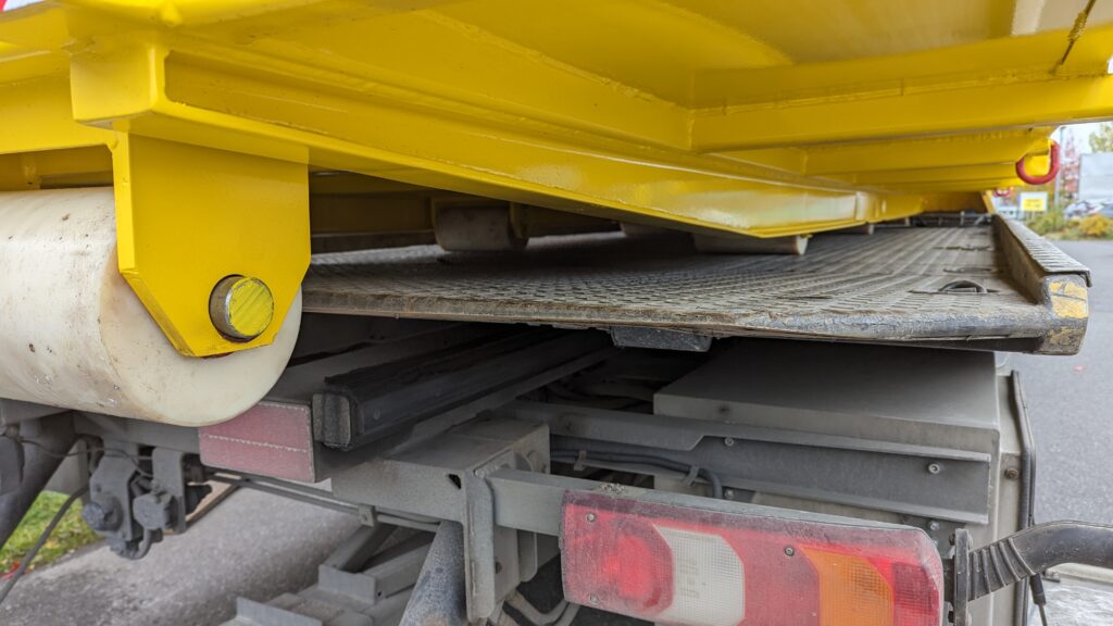 Roller system for loading and unloading the container
